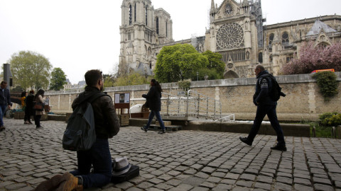 Εκατοντάδες εκατομμύρια από όλο τον κόσμο για τη Notre Dame