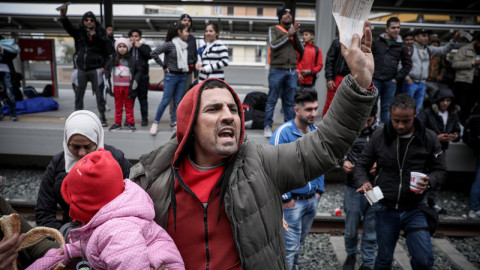 Πρόσφυγες κατέλαβαν τον Σταθμό Λαρίσης και ζητούν να φύγουν