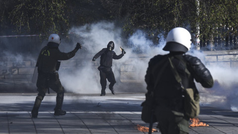 Επιθέσεις κουκουλοφόρων το βράδυ στα Εξάρχεια