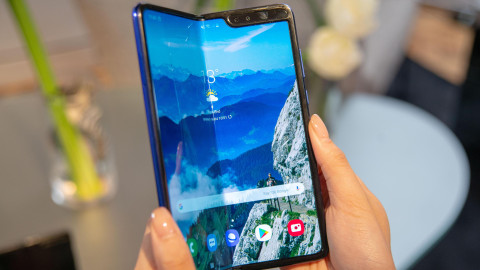 Φιάσκο με το αναδιπλούμενο κινητό της Samsung