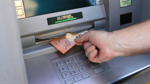 Τα ATM θα μας χρεώνουν για αναλήψεις μετρητών