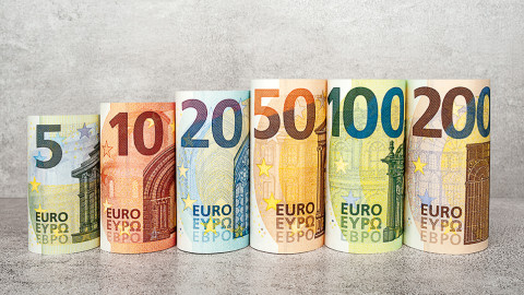 Πώς θα είναι τα νέα χαρτονομίσματα των 100 και 200 ευρώ