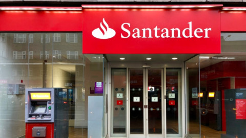 Απολύει χιλιάδες και κλείνει καταστήματα η Santander