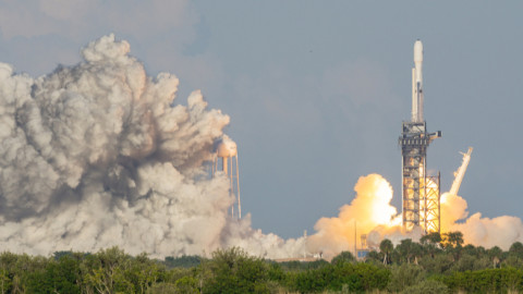 Η NASA ανησυχεί για τους χιλιάδες δορυφόρους που έχει στείλει ο Έλον Μασκ στο Διάστημα -Τι φοβούνται