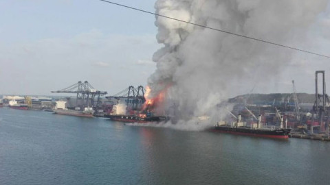 Φωτιά σε πλοίο σε κεντρικό λιμάνι της Ταϊλάνδης
