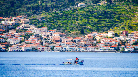 Μικρή ελληνική παραλιακή πολη