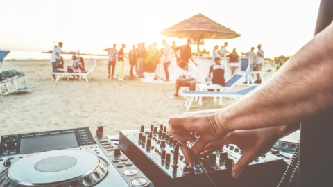 Τέλος τα beach bar – Δείτε τι ζητούν οι πλούσιοι ταξιδιώτες