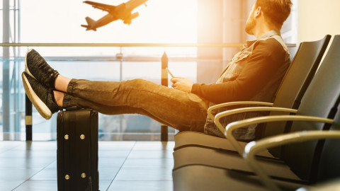 Αεροδρόμιο άνδρας με βαλίτσα