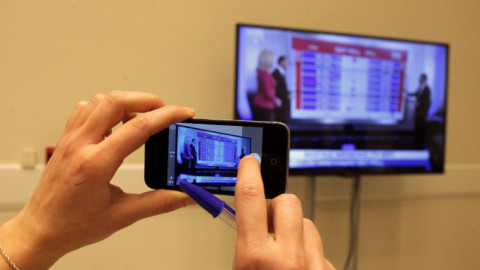 Οθόνη τηλεόρασης και κινητού από εκλογές