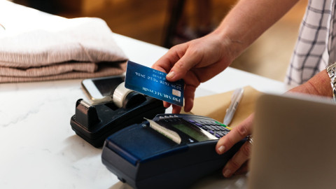 Περισσότερες χρεωστικές κάρτες φέτος, αλλά λιγότερες συναλλαγές