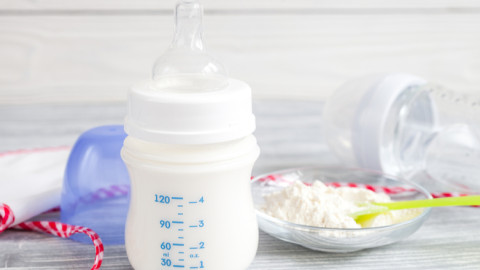 Έρχονται μέτρα μόνιμου χαρακτήρα για τη μείωση των τιμών του βρεφικού γάλακτος