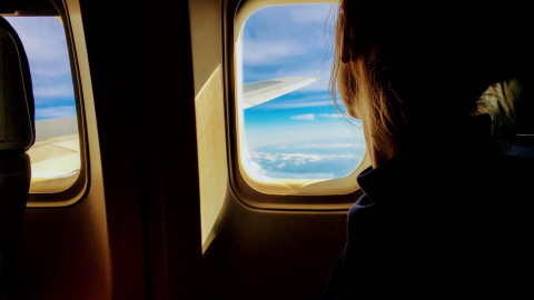 κοπέλα σε παράθυρο αεροπλάνου
