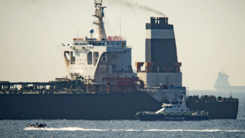 Βρετανία: Αυξάνει το επίπεδο ασφαλείας στα πλοία στο Ιράν
