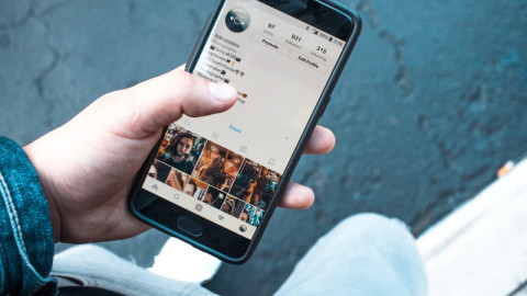 Ανδρας με κινητό που προβάλλει την εφαρμογή του Instagram