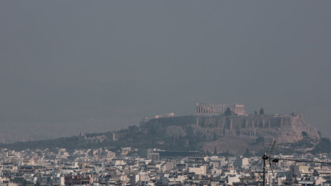 Καπνός στον αττικό ουρανό από τη φωτιά στην Εύβοια