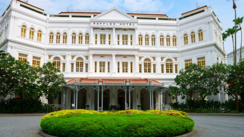 Άνοιξε ξανά το Raffles Singapore - Πολυτέλεια σε λευκό φόντο