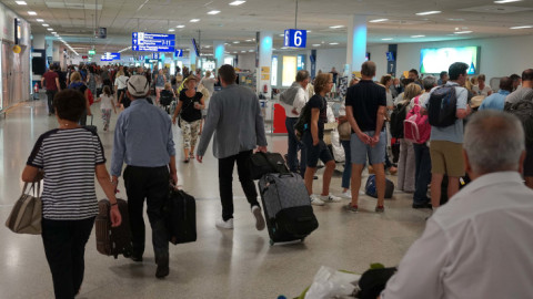 Πολίτες στο αεροδρόμιο «Ελευθέριος Βενιζέλος»