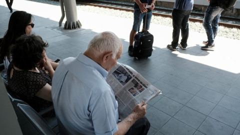 Ενας συνταξιούχος διαβάζει για συντάξεις