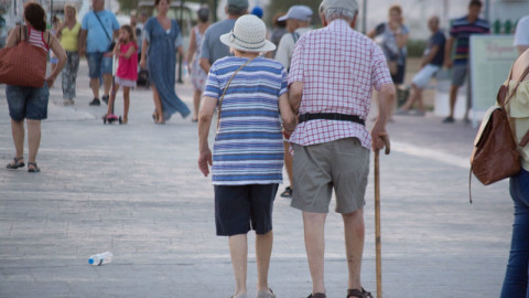 Ποιοι συνταξιούχοι δικαιούνται αναδρομικά έως 7.800 ευρώ
