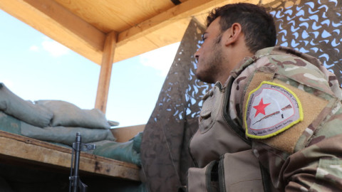 Μαχητής του SDF παρατηρεί κινήσεις τουρκικών στρατευμάτων