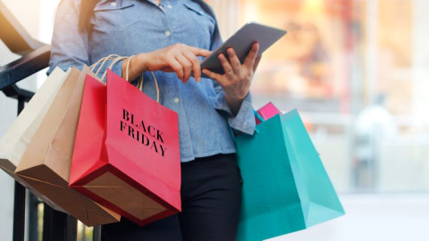 Black Friday: 7 στους 10 Έλληνες σκέφτονται να ψωνίσουν