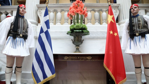 Handelsblatt: Μεγάλες οι φιλοδοξίες των Κινέζων στην Ελλάδα
