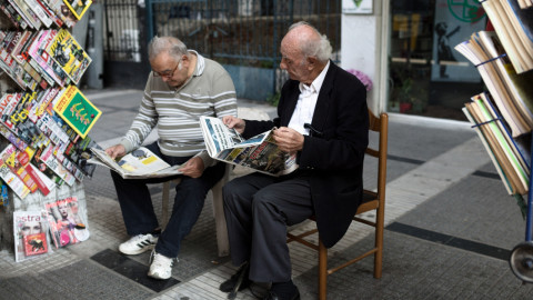 Ελλάδα οικονομική ευημερία Bloomber / Δυο ηλικιωμένοι