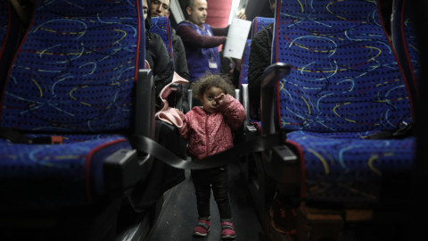 Ενα παιδάκι μεταναστών σε λεωφορείο 