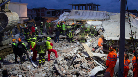 Σεισμός Αλβανία, διασώστες εργάζονται σε συντρίμμια