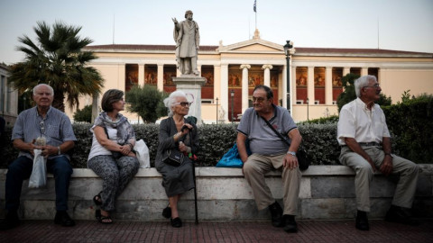 Νέα «βόμβα» με αναδρομικά σε 300.000 επικουρικές 