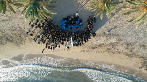Deloitte: Καθάρισε πάνω από μισό τόνο σκουπιδιών σε παραλίες