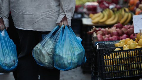 φόροι / εικόνα από ηλικιωμένο σε λαϊκή αγορά