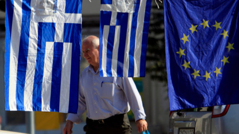 Πρωτογενές πλεόνασμα / Εικόνα από σημαίες ΕΕ και Ελλάδας
