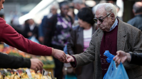 Ηλικιωμένος σε λαϊκή αγορά / Θέμα για κοινωνικό μέρισμα