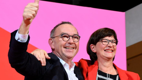 Γερμανία: Αμήχανες αντιδράσεις για τη νέα ηγεσία στο SPD