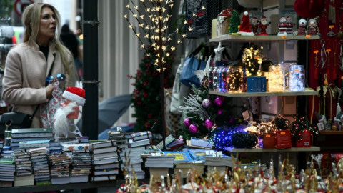 Σε εορταστικούς ρυθμούς η αγορά -Πότε ξεκινούν καλάθια Χριστουγέννων, Αϊ Βασίλη και εορταστικό ωράριο