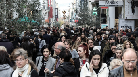 Μισθοί εργαζομένων / Φωτογραφία από Ερμού γεμάτη με κόσμο