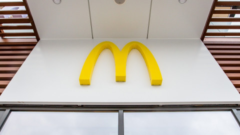 Προχωράει σε απολύσεις η McDonald’s