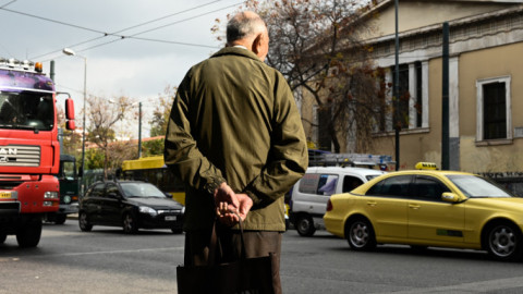 13η σύνταξη / εικόνα από συνταξιούχο μπροστά στο πολυτεχνείο