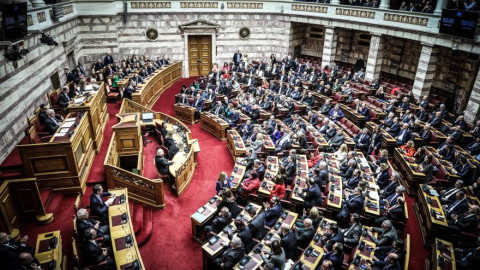 Σύγκρουση πολιτικών αρχηγών στη Βουλή για τα εργασιακά