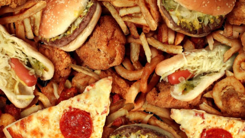 Αλυσίδες fast food ξοδεύουν εκατομμύρια για να μη δώσουν αυξήσεις