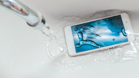 Πώς θα φτιάξετε ένα κινητό που έπεσε στο νερό 