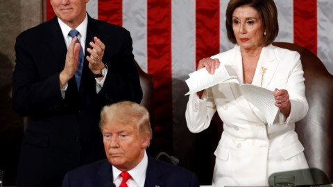 Η Πελόζι έσκισε επιδεικτικά τον λόγο του Τραμπ