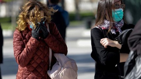 Νέο πλήγμα στην οικονομία - Οι πιέσεις σε εμπόριο και Τουρισμό 