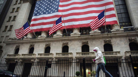 Μικρές απώλειες στη Wall Street εν αναμονή νέου πακέτου στήριξης.