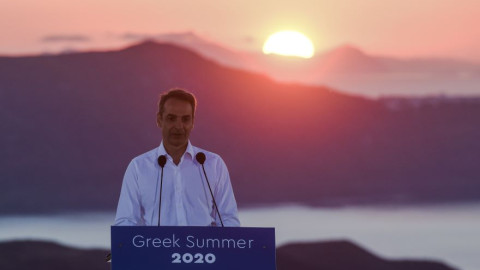 «Ελάτε στην Ελλάδα»: Το μήνυμα Μητσοτάκη από τη Σαντορίνη