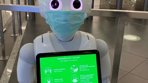 Pepper: Τα ρομπότ που ενημερώνουν τους επιβάτες στο «Ελ. Βενιζέλος» 