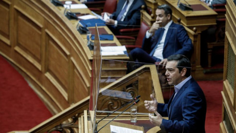 Τσίπρας: «Θα τα ρίξετε όλα στον κορωνοϊό»