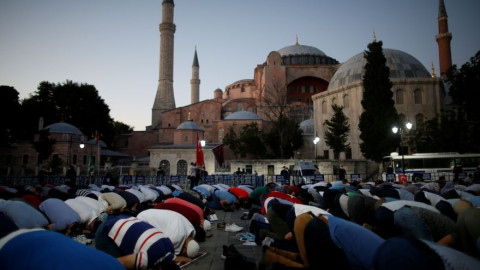 Στο στόχαστρο η Τουρκία μετά την απόφαση να κάνει τζαμί την Αγία Σοφία