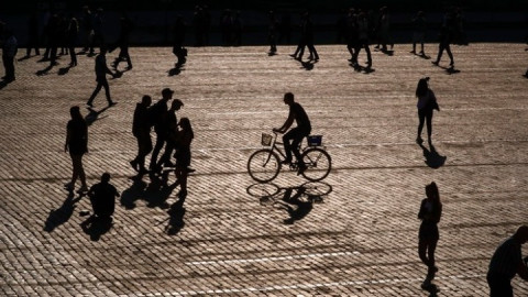 Δημογραφικό πρόβλημα: Οι ανησυχίες των νέων, οι προειδοποιήσεις των ειδικών